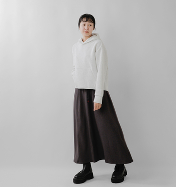 スカート派もパンツ派も！大人のスウェット＆パーカースタイル