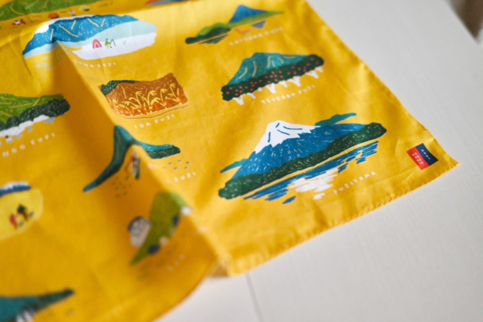 お弁当箱やおにぎりを包んでもいいですね……