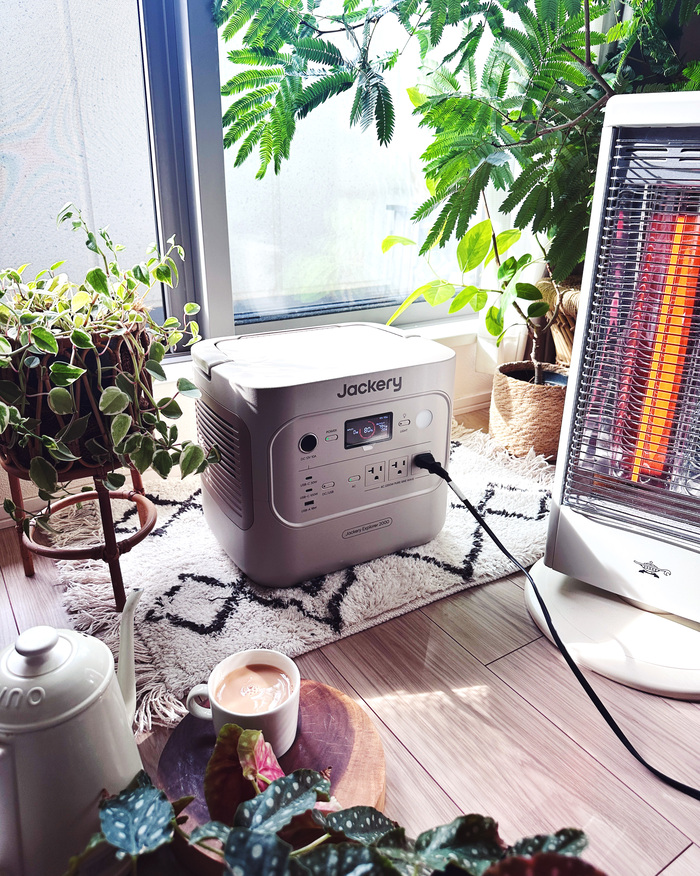 電気代が気になる方は「ソーラーパネル(別売。セット販売もあります)」を使えば太陽光での充電も可能!折りたたみ式なので、お庭や出先で使えます。