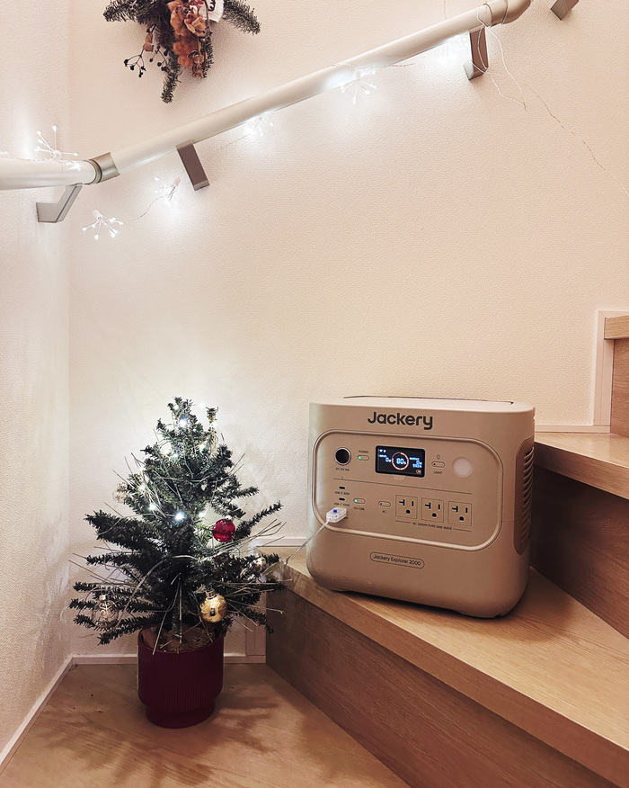 『Jackery』といえばブラックとオレンジのイメージですが、ホワイトベースのサンゴールドカラーが新登場。おうちのインテリアになじみます。