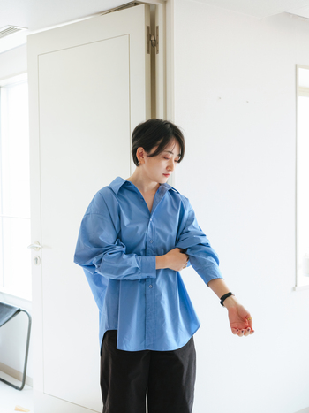 乾燥肌なので化学繊維のインナーだと肌がチクチクしてしまうのですが、綿混のやさしい肌触りで、着心地がよかったです。ピタッとした着用感があり、シャツの上にベストを重ねても着ぶくれしませんでした。胸元があいたニットを着ることもあるので、いろんなシーンで重宝しそうです。
あとは洗濯後、すぐ乾いてびっくり。洗濯物が乾きにくいこの季節に助かるなと思いました。インナーは毎日着るものなので耐久性も気になりますが、そこも満足でした。1,490円というコスパの良さもうれしいです。