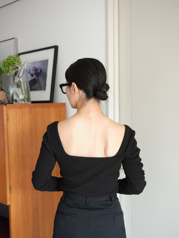 今回着たトップスは、高確率でインナーが見えてしまうので、これまであったかインナーと合わせる選択肢はありませんでした。「ワイドネック」という名前の通り、前後の開き具合が想像以上に広く、はみ出なかったのが驚きでした。肩部分も左右までたっぷりと開いているので、ボートネックもきれいに着られそうです。
私は暑がりなので、冬の防寒対策は暑くなりすぎないか、汗をかいてもお手入れができるかもチェックしたいところ。こちらはデコルテ・背中が開いているからか、熱がこもりすぎることなく程よいあたたかさで、じゃぶじゃぶ洗っても安心なタフさも気に入りました!