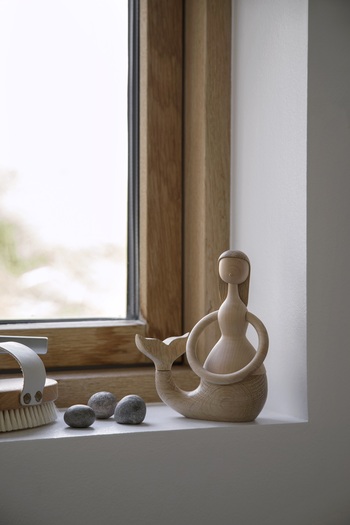 デンマークの著名な建築家によるモダンなインテリアデザインのプロダクトを扱う『ARCHITECTMADE（アーキテクトメイド）』からマーメイドのオブジェを抽選でプレゼント。ほかにも『SCENT OF COPENHAGEN（セントオブコペンハーゲン）』のキャンドルや『Finn Juhl（フィンユール）』のブランケットなど、総勢15名の方にプレゼントをご用意！