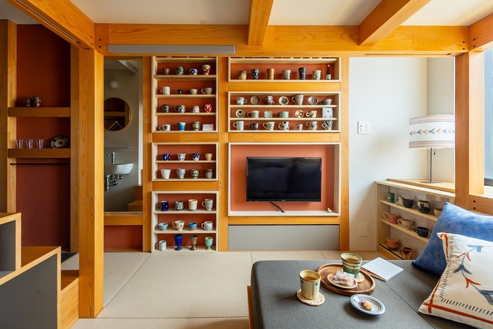 冬の沖縄で“やちむん”探し。器を堪能できる特別なお部屋と海辺の器市へ