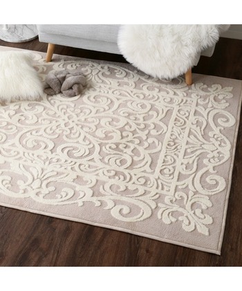 ●サイズ…約140×190cm
●洗濯機での洗濯可能
●床暖房・ホットカーペット対応
●滑り止め加工付き

大人の女性に似合う、エレガントで高級感のあるラグ。触り心地のよいマイクロファイバー素材を使用しています。中材にはウレタンフォームが入りクッション性もあるので、ふかふかの踏み心地。ややくすんだ色合いで韓国インテリアになじみます。