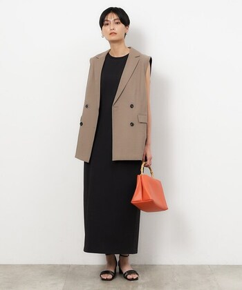 キレイめのジレをプラスすれば、カジュアル感の強いカットソーワンピースもオフィースコーディネートに早変わり。
写真のワンピースは気になる肩まわりをカバーできるフレンチスリーブなので、ジレはもちろん、カーディガンやシャツなど羽織るものを選びません。