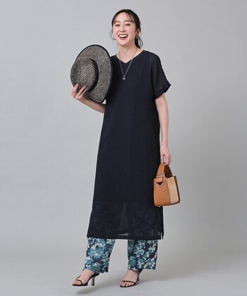 程よい透け感と細かいシボが特徴のサッカー素材のワンピースは、程よい透け感で肌の露出を気にすることなくトレンド感を楽しめる一枚。さらっと肌触りの良い風合いで、汗をかきやすい季節にもぴったりです。

サッカー素材が持つ爽やかさをいかすなら、大柄のボトムを合わせてリゾート風に仕上げると雰囲気が出ます。ボトムの柄次第で年代に関係なく楽しめるコーディネートです。
