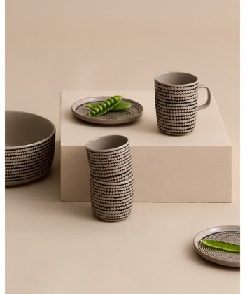 遠目から見ると小さなドットが温かみのあるボーダーのようにも見えませんか？和の焼き物の絵柄のようで、それでいて北欧デザインならではのモダンなかっこよさのあるルックス。年齢を重ねてもずっと使い続けていけるデザインです。