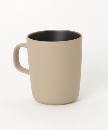 表面は素焼きのようなザラっとしたマット仕上げ。内側にはツヤがあり、質感とカラーのコントラストが際立っています。ミルク入りのカフェラテやコーンスープなどが似合う、寒い季節にぴったりのカラーです。