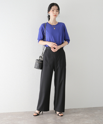 大人っぽくきまるサラリとした黒ワイドパンツは、トップスを選ばないので1枚は持っておきたい定番アイテム。シンプルなカットソーやサマーニットを合わせれば、オフィスカジュアルスタイルとしても大活躍！