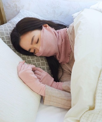 「砂山靴下」による、眠りを大切にするブランド「nelne（ネルネ）」のネックウォーマー。シルクとコットンを無縫製ホールガーメントで編み立て、目元、デコルテ、耳元まで、眠っているときに寒さを感じやすいパーツをしっかり覆ってくれます。