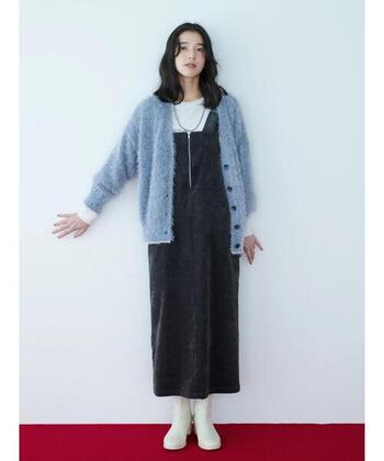 フロントのハーフジップがアクセントになったコーデュロイ生地のジャンパースカート。スマートなシルエットなので、ジャケットやカーディガンなどボリュームシルエットのアウターとも相性抜群。今季注目のふわふわ素材のニットカーディガンを重ねて、トレンドを意識して。淡いブルーとチャコールグレーの組み合わせもきれい。差し色の白も効果的です。