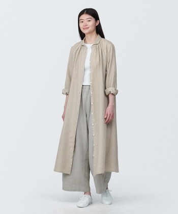 リネンシャツを羽織り使いするならシャツワンピースを選ぶのもあり。無印良品で人気の「洗いざらし長袖シャツワンピース」を前開きでガウン風に着こなしています。同系色でまとめた大人リラックスコーデです。