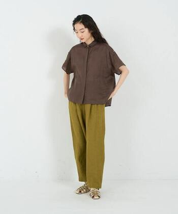 ブラウンの半袖リネンシャツにマスタードカラーのワイドパンツを合わせた大人リラックスコーデ。夏の終わりはサンダル、秋はカーディガンやジャケットを羽織って、足元にレザーシューズを合わせればロングシーズン着こなせます。