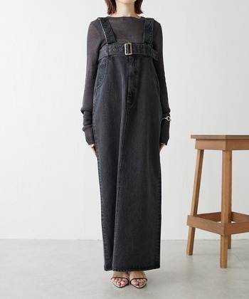 ブラックデニムは、ネイビーやブルー系と比べてきれいめな雰囲気を演出することができます。インナーにボーダーのノースリーブトップスを、小物はかごバッグ&サンダルを合わせて大人っぽく涼しげに。