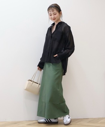 「淡い色が似合わないor苦手で、春夏なのに重たいコーデになってしまう……」という方にもおすすめしたいシアーシャツスタイル。ブラックのシアーシャツをグリーンのスカートに合わせて。色合いは暗めですが、シャツの透け感やエアリーなシルエットのおかげで軽やかに見えます。スニーカーやバッグなど小物はホワイト・アイボリー系で明るく、髪型はアップスタイルですっきり見せましょう。