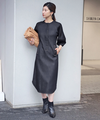 シルク混の上質なデニムワンピースに、ラメ靴下とファーシューズでドレッシーに仕上げています。小物類をブラウン系でまとめ色数を抑えることで、シックで上品な雰囲気です。