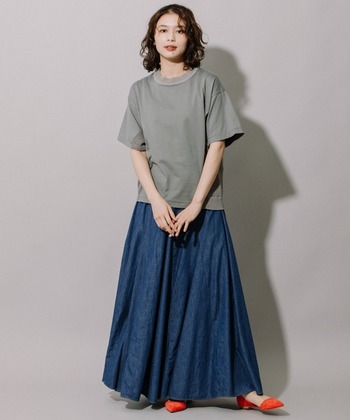 カジュアル派のベーシックアイテムとして忘れてはいけないのが、デニムのフレアスカート。子どもっぽい雰囲気になりがちなタイトめシルエットより、写真のアイテムのようなしっかりボリューム感のあるものを選ぶほうが大人っぽく仕上がります。

5.5ozとライトオンスのデニムを使っているため軽やかで、歩くたびに裾が揺れる様が女性らしい。デニムパンツと同様にトップスを選ばず合わせられ、デニムパンツにはない甘さのあるスタイリングに仕上げることができます。