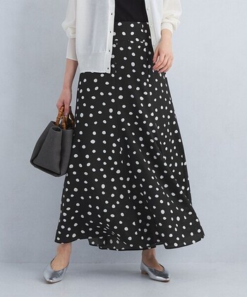 大きめドットで大人かわいいを叶えてくれる一枚です。ウエストと腰回りにはボリュームを持たせず、膝上から自然と広がるシルエットになっているため、ドット柄でも大人っぽい雰囲気。ポリステル100%の落ち感のある素材が使われているのも、落ち着いた印象に見える理由です。

Tシャツやニットでカジュアルダウンもできますし、カーディガンやジャケットを合わせればオフィス仕様に。また、光沢感あるブラウスを合わせればおでけスタイルにもなります。