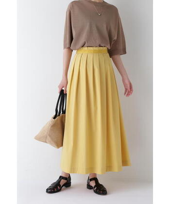 甘さは控えめにしつつ優しい雰囲気に仕上げたいときに便利なのがイエローです。ベージュや白、黒、ネイビー、グレー、カーキ、ブラウンなど、ベーシックカラーとならどの色ともすんなり合わせられ、いつもとは違うおしゃれ感が出せるのが特長です。

ウエスト部分にアクセントとして付いたグログランリボンを出すため、トップスをインして着るのがおすすめ。キレイめつくりのアイテムですが、生地はストレッチ入りで動きやすさに配慮されている点もポイントです。
