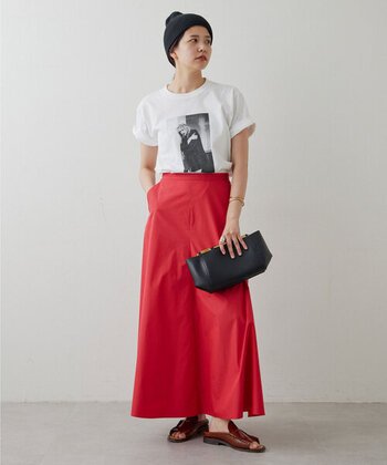 合わせづらいと敬遠されがちな赤ですが、実は女っぽくもカジュアルにも仕上げることができる稀有な色。赤のフレアスカートというと甘すぎるイメージを持たれるかもしれませんが、コットンやリネンのようなナチュラル系の生地を選ぶと甘さをセーブすることもできます。

こちらのスカートは、体のラインを拾いすぎないAラインシルエットである点もデイリーに使いやすい理由。あえてロックTシャツなどを合わせてみるのも面白そうです。