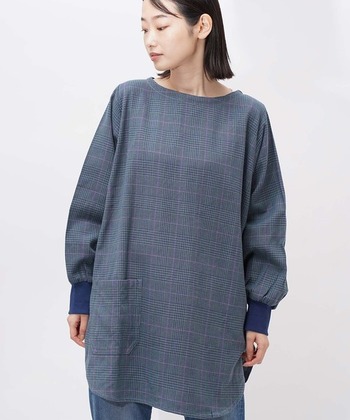 洋服と間違えるほどおしゃれな柄のスモック割烹着。近場への買い物や散歩なら、着たままお出かけできるクオリティです。広めの襟ぐりとお尻が隠れるチュニック丈にもこだわりを。デザインによって印象が異なるので、柄違いで揃えたいですね。