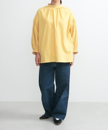 ブラウスのようなおしゃれなショート丈の割烹着。首元のギャザーと袖のシャーリングがポイント。お洋服感覚で着られるので、そのまま近所へのお出かけもOKです。