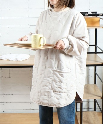 ふっくらとしたキルティング素材×ボア素材の割烹着。無地ながらも立体的なドット柄がさりげなくかわいらしさをプラス。後ろボタン付きのゆとりのあるネックラインなので、すっぽりと着用できます。冬のおうち時間を暖かく過ごせそう。