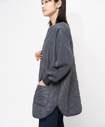 「内側のボア」＋「スポッとかぶるスモックタイプ」なので、あたたかさを外に逃しません。背中に2つ付いたスナップボタンのおかげで着脱もスムーズ。豊富な色柄のラインナップで、気になる1着がきっと見つかるはずです。