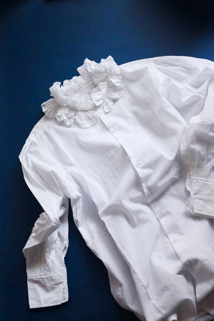 “かわいい”を諦めきれない大人が選んだフリルシャツ