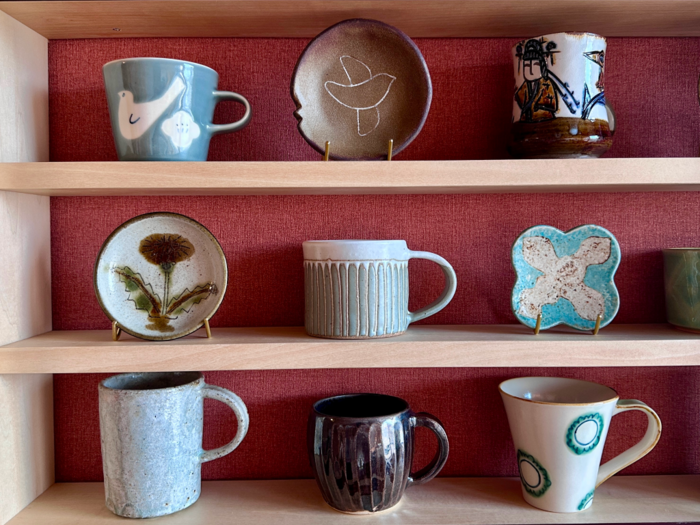 “やちむん”の歴史は、琉球王朝時代にまで遡ります。中国や朝鮮、タイ、ベトナム、日本などさまざまな地域から輸入された陶磁器の影響を受けながら発展してきました。
パッと目を引く色使いは、釉薬（ゆうやく）によるもの。青色のコバルト、黒色の黒釉、べっこう色の飴釉など、各工房の職人が釉薬を掛け合わせることで唯一無二の色が生まれます。
また、おおらかな絵柄は、南国ならではのゆったりとした時間の流れを感じさせてくれますよね。