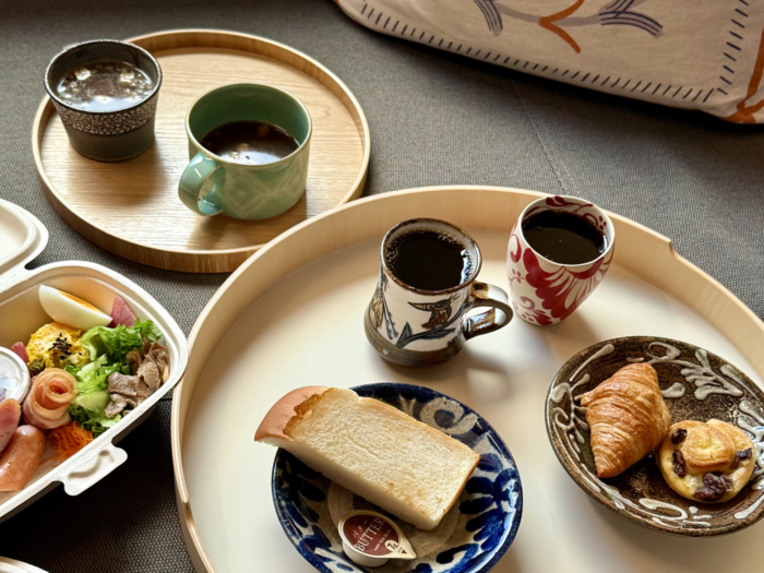 朝食は、1階にある「OMOカフェ＆バル」でテイクアウトして、部屋で楽しむことができます。今回は、それぞれお気に入りの器に盛り付けていただきました。 朝から素敵な器で朝食を味わえるなんて、なんとも贅沢な時間……！目覚めの一杯も格別です◎