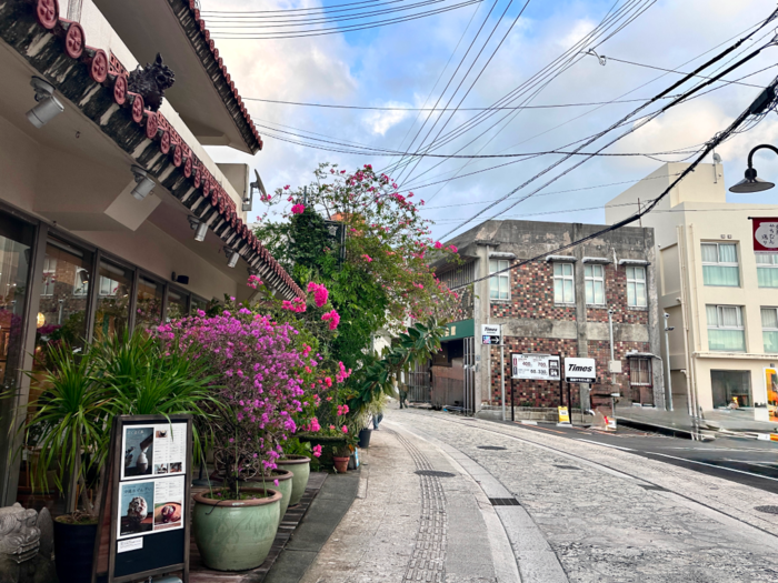 冬の沖縄で“やちむん”探し。器を堪能できる特別なお部屋と海辺の器市へ