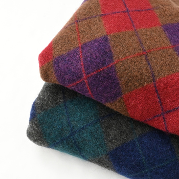 ひし形と細い斜めのラインでつくられた、ダイヤのような形が特徴のアーガイルチェック。イギリスではセーターの定番デザインとしても知られており、日本でも制服に使われるなど、トラディショナルなイメージが強い柄です。