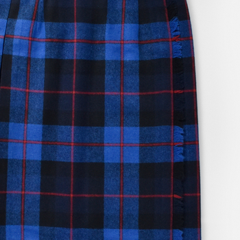タータンチェックは、スコットランド地方で生まれた伝統的なチェック柄で、太さの異なる線を組み合わせています。スカートやマフラーなど、タータンチェックがコーデに加わるだけでトラッドなムードに。