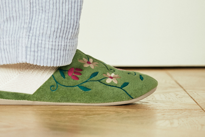 つま先が少し上がった形状でつまずきにくく、前閉じタイプだから脱げにくいうえ保温性も◎。パタパタと音がしにくい仕様で、くつろぎ時間にもぴったり。丸洗いできる素材なので、汚れても気軽に洗えて清潔さを保てます。見た目の可愛らしさと実用性を兼ね備えた、冬のリビング時間をやさしく彩る一足です。