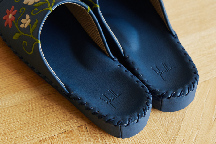 足がしっかりフィットするよう、かかと部分はカップ形状に。土踏まずを支えるアーチ型の柔らかなクッションが、心地よい履き心地をかなえてくれます。中板と底周り、アッパーは一針づつ手縫いで仕上げており、手仕事のぬくもりを感じる仕上がり。