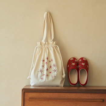 シビラの華やかなプリントが施されたスペシャルな限定アイテムです。素材はコットン100%。
キュッと絞れば巾着に、ハンドルは長めのつくりなので肩かけもできます。