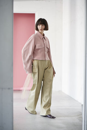 色合いも素材も柔らかな、シープスエードのジャケット。袖下のファスナーを開けて軽やかに纏い、チュールをあしらったチノカーゴパンツで程よい甘さのカジュアルを楽しんで。