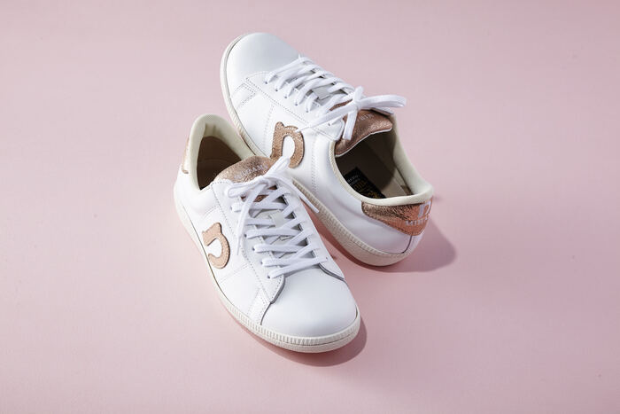 足もとから春を呼ぶカラーのスニーカー。丸みのあるデザインとラメ感のある上品ピンクが新鮮。