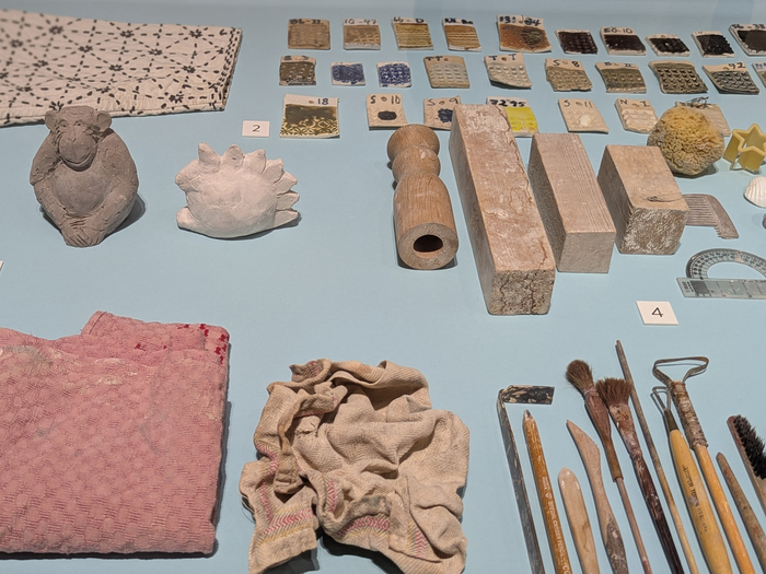 リサ・ラーソンが制作で使っていた道具や釉薬見本など。使い古した櫛やスポンジ、貝殻など、身の回りにあるものを柔軟に活用していました