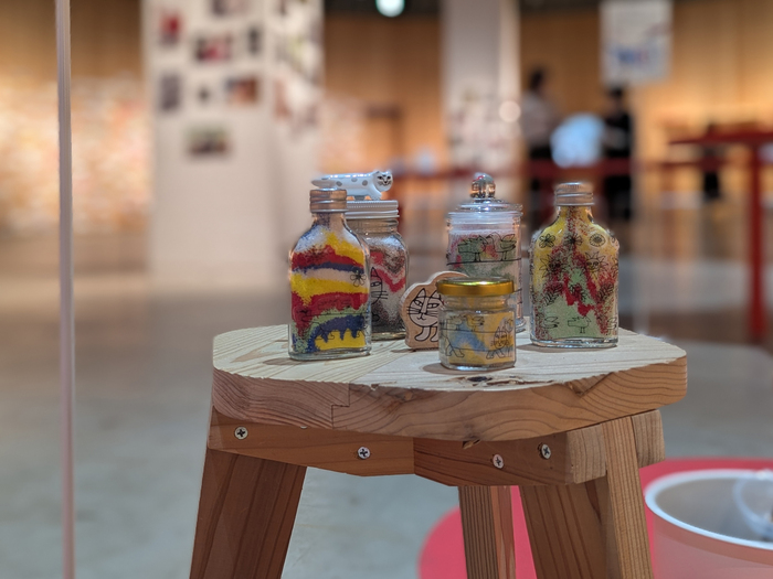 マイキーのサンドアートボトル（有料）。ガラス瓶に色とりどりの砂を入れて、カラフルなオリジナルのマイキーボトルを作ることができます