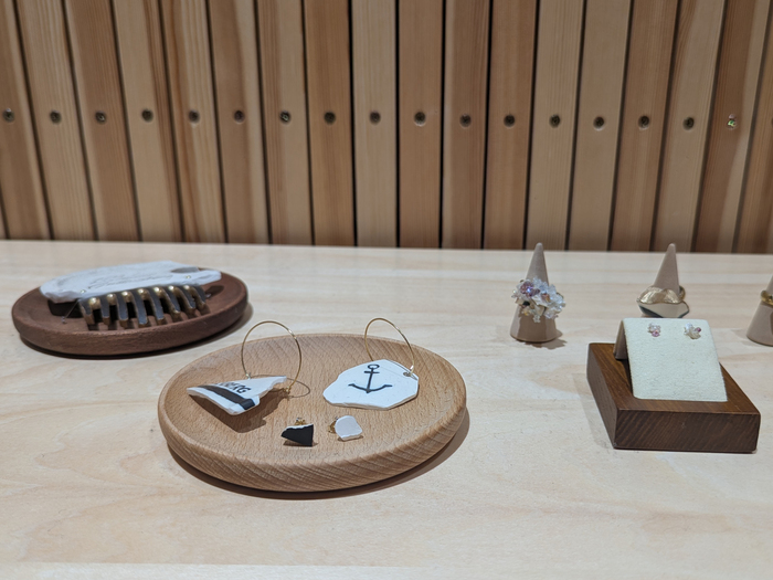 陶器の破片と製品化されなかった宝石を掛け合わせてアクセサリーにした作品。デザイン・制作：廣田理恵、監修：TOMOUMI ONO
