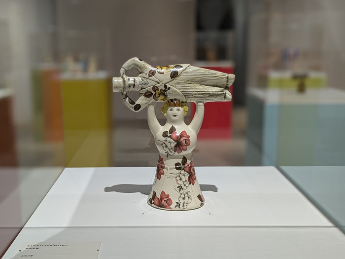 男性を持ち上げる女性の姿が勇ましい「社会討論」という作品。はじめは結婚式の贈り物として男性が女性を持ち上げる形で試作したものが、重みに耐えきれず壊れてしまったため、男女を入れ替える案が生まれたのだそう。フェミニズム的な観点からも話題を集める作品になりました