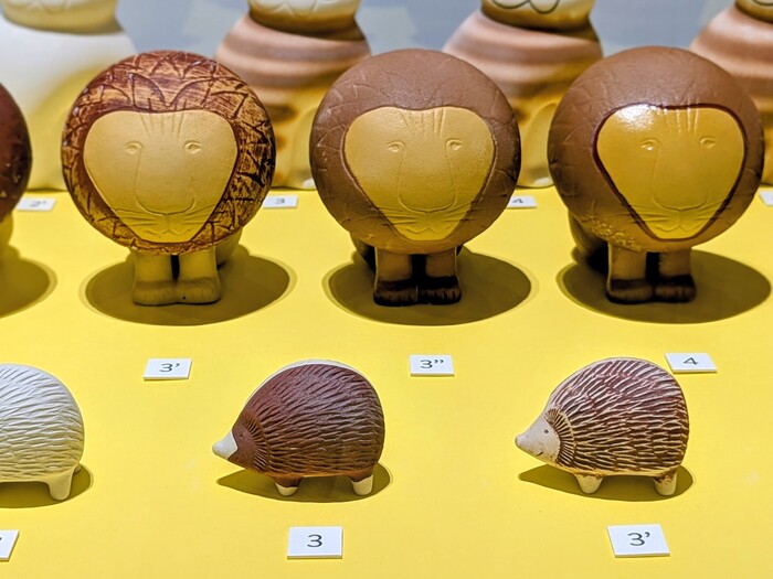 プロダクトの制作工程のサンプル。焼成から彩色、窯出しまで。プロダクトの種類によって、余分な釉薬を拭き取ったり、塗り重ねたり、細かな調整が入ります