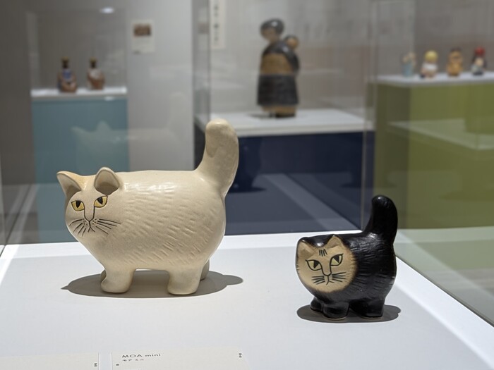 猫の「MOA」と「MOA mini」。ぴんと立ったしっぽとどこかとぼけた表情が印象的。サイズ違いで並ぶとまるで親子のよう