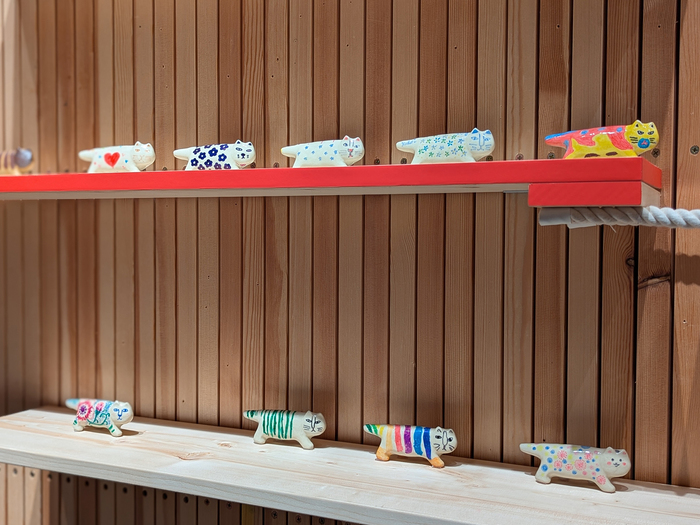 日本の窯元が制作したリサ猫にオリジナルの絵柄をつけるワークショップ（有料、事前予約制）