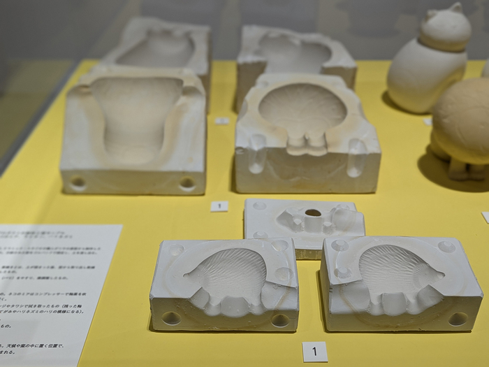 プロダクトの制作工程のサンプル。リサが作った原型をもとに、ケラミック・スタジオの職人が制作した型が並びます