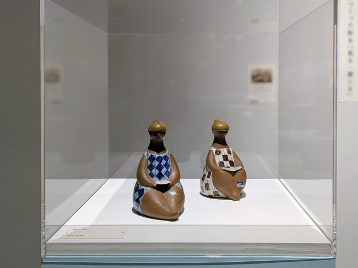 読書する少女を表現した「ABC girls」。衣装も髪型もモダンでおしゃれ。足や手の位置、姿勢も微妙に違っていて、仕草の温度感まで伝わってくるかのようです