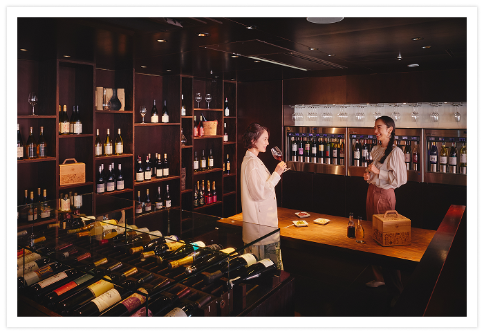 「八ヶ岳ワインハウス」では、山梨県・長野県の24種類ものワインを気軽にテイスティングできるワインサーバーをご用意。生産者の想いや、地元で育まれてきた固有のワイン文化と歴史に触れながら、じっくりとお気に入りの一本を探す楽しみが待っています。ワイン好きにはたまらない、贅沢な時間を過ごせます。